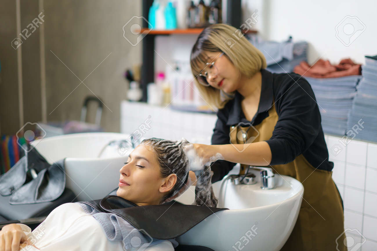 szampon w salonie fryzjerskim